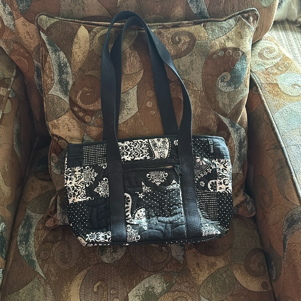 Gently used Donna Scott quilted purse.